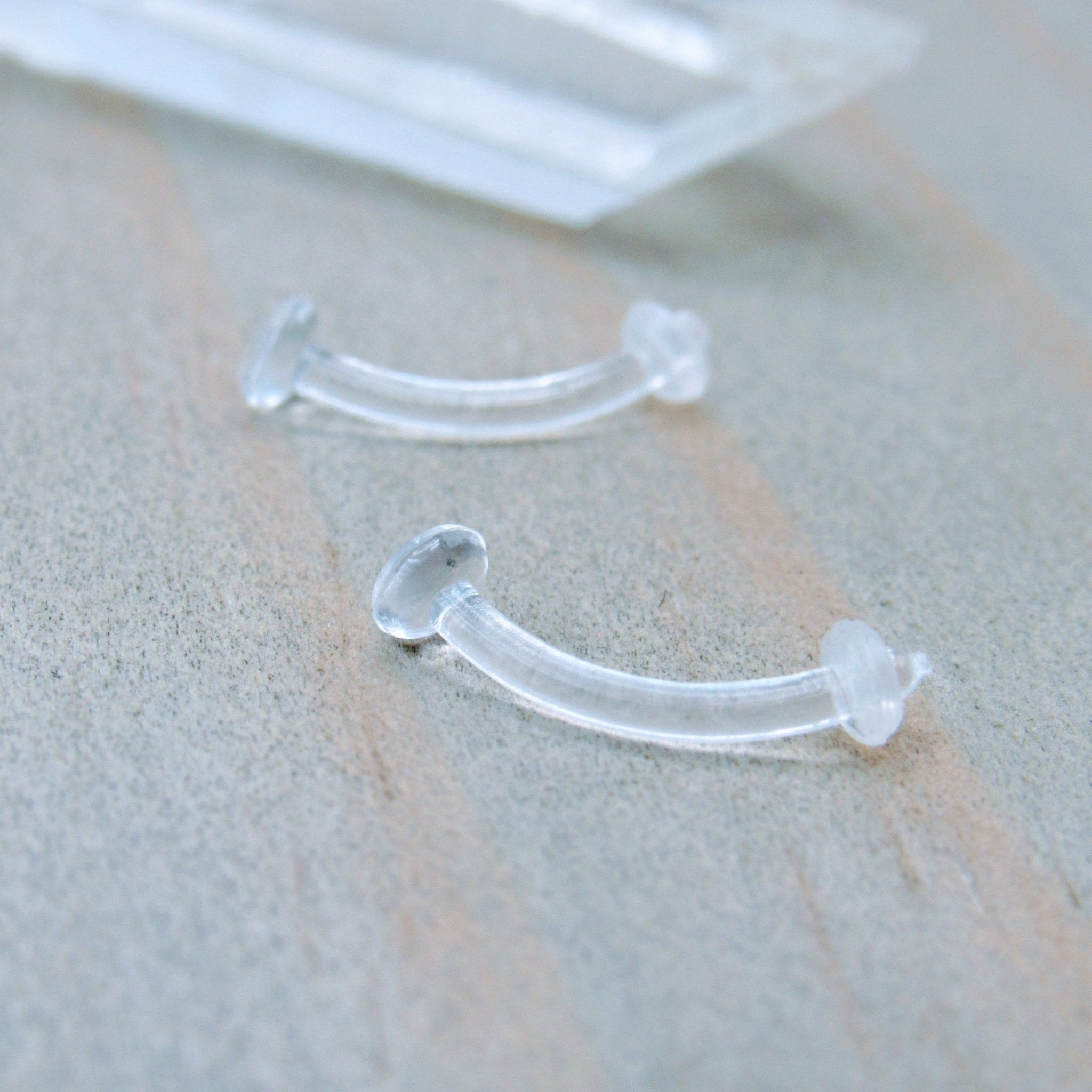 Vertical clearance labret retainer