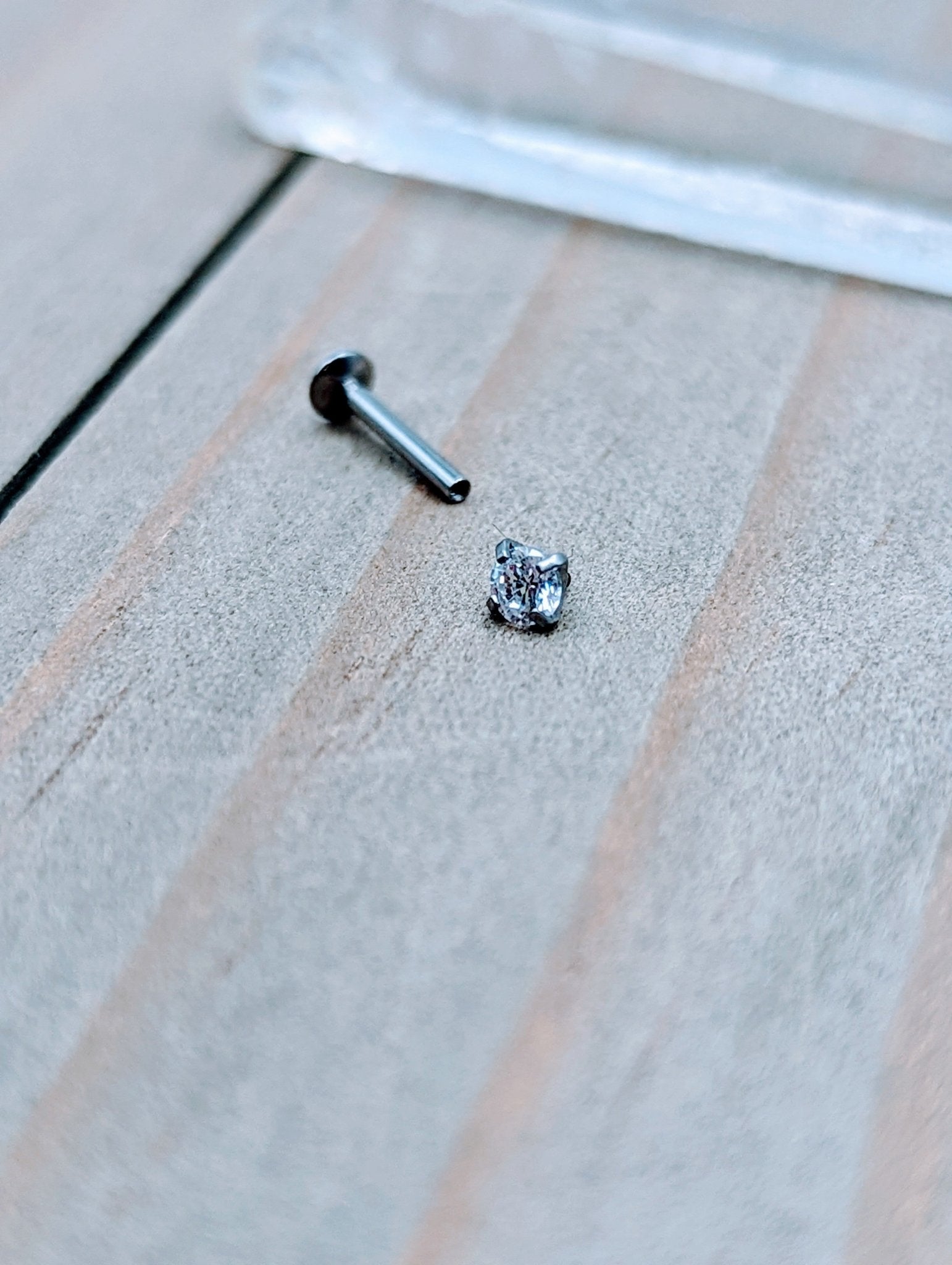 Titanium on sale cartilage stud